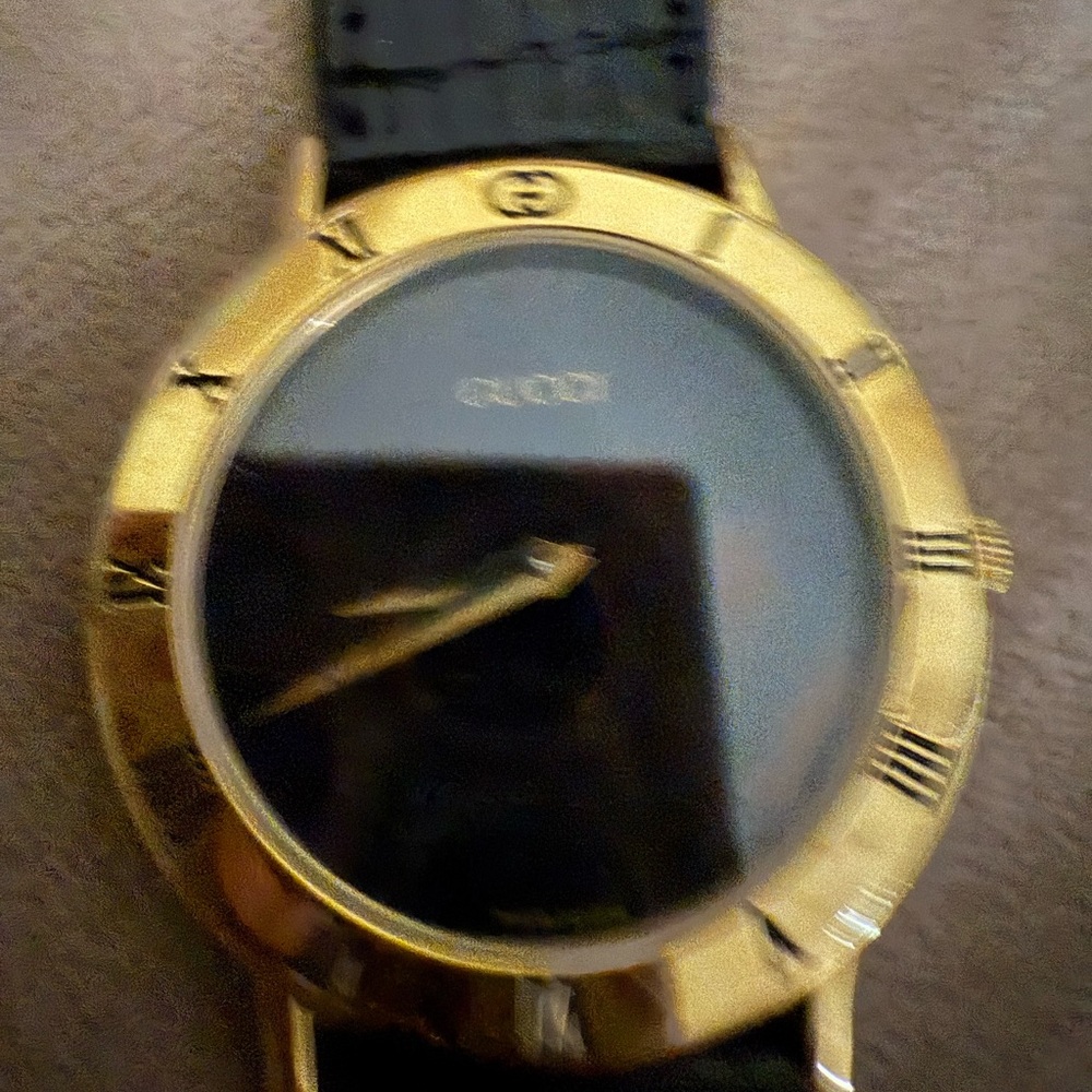 Authentic Gucci watch like new never worn black
